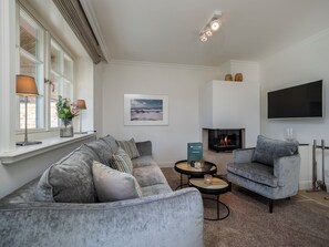 Fernseher, Kamin, Stereoanlage