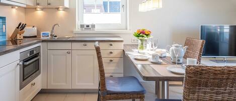 Geladeira, micro-ondas, fogão, cooktop