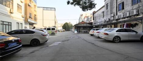 Una calle con coches aparcados y edificios.