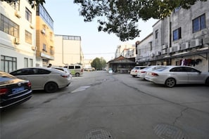 A street with parked cars and buildings. - Tiantian Garden Boutique Hotel (Tongxiang Zhen'dong store） (Tongxiang)