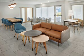 朝食 (コンチネンタル ブレックファスト)、毎日提供 (無料)