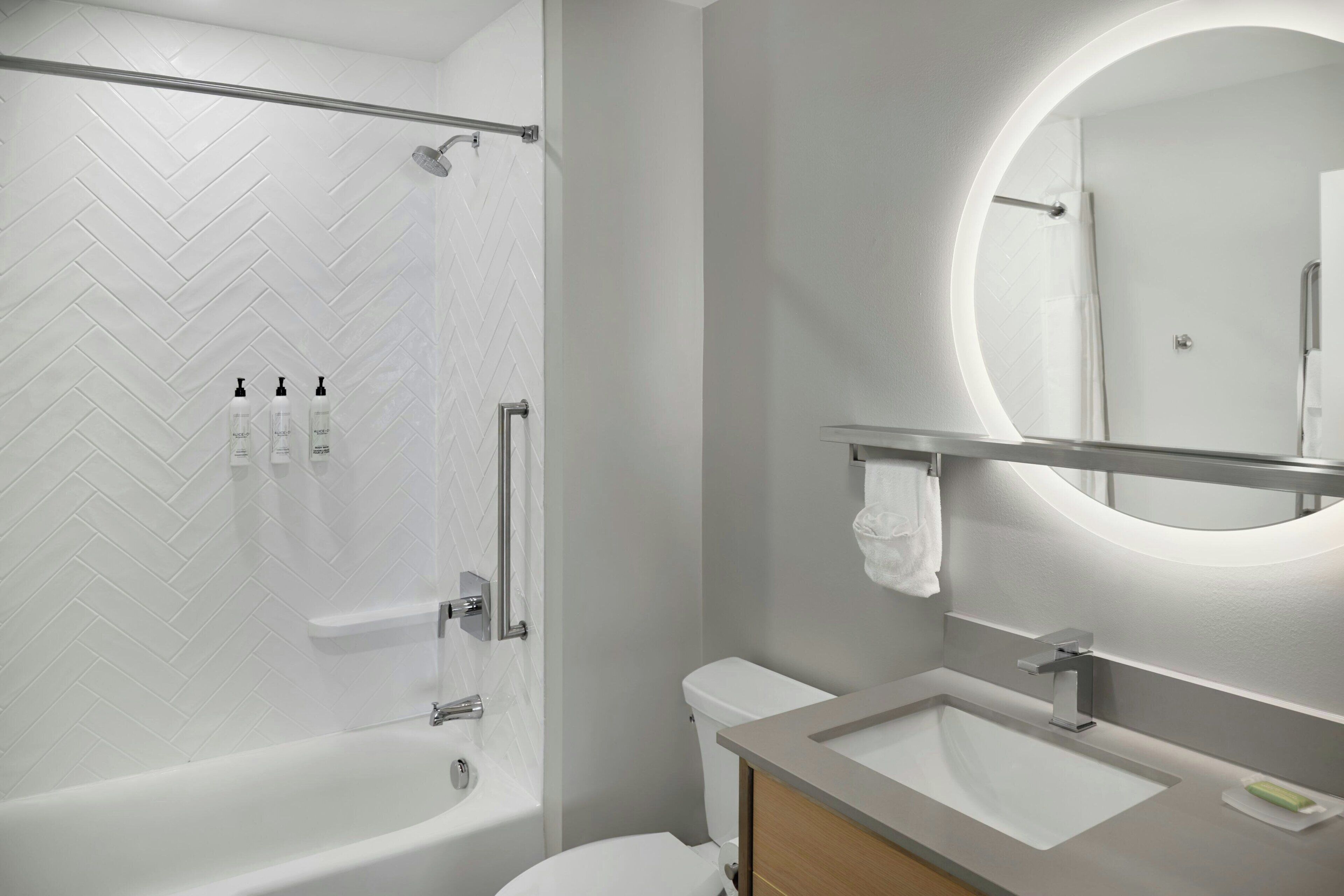 Studiosuite, 2 Queen-Betten | Badezimmer | Duschwanne, kostenlose Toilettenartikel, Haartrockner, Handtücher