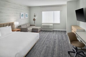 スタジオスイート キングベッド 1 台ソファーベッド付き | 低刺激性寝具、デスク、ノートパソコン用作業スペース、遮光カーテン