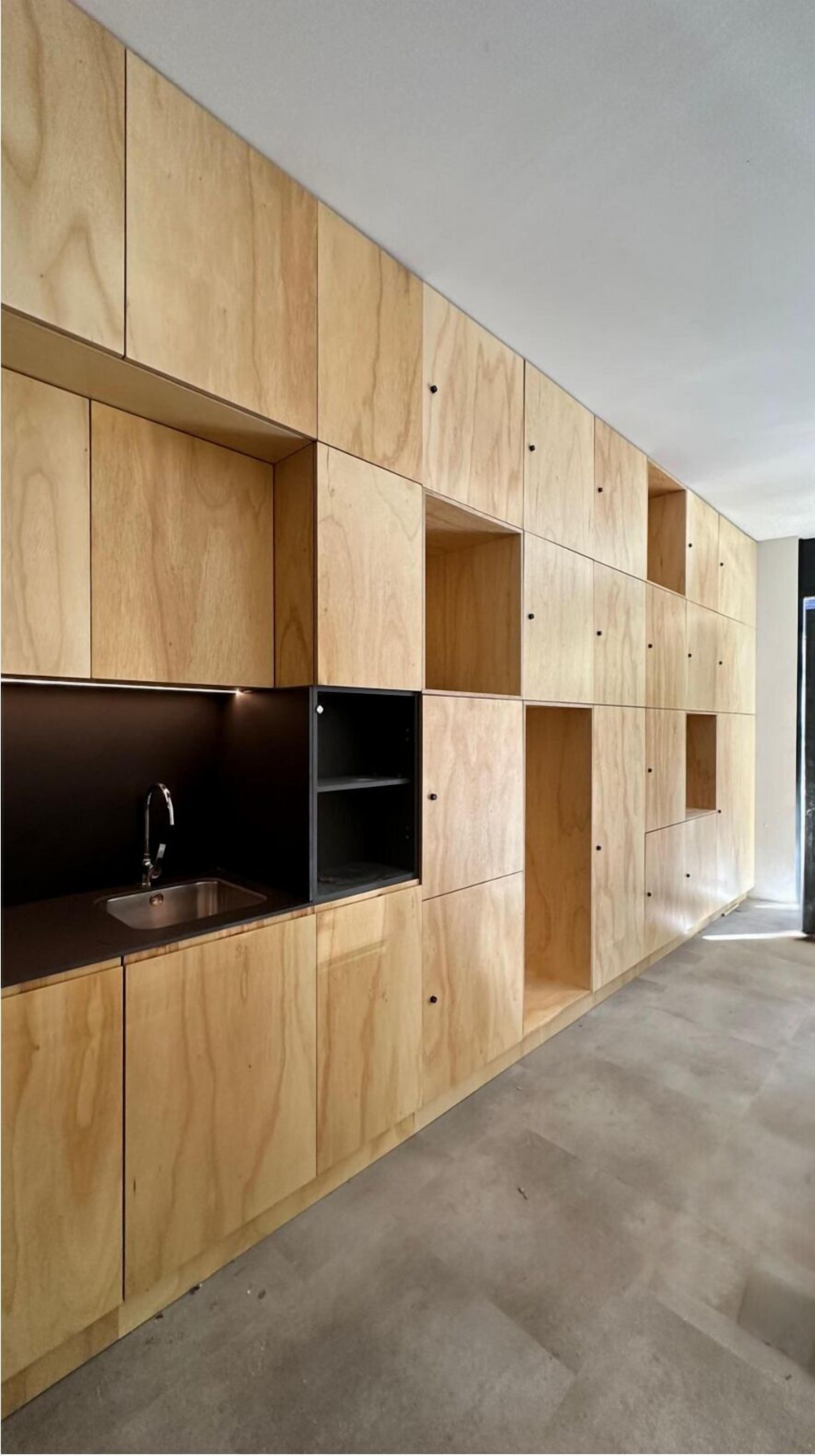 Lemari es besar, microwave, oven, dan kompor