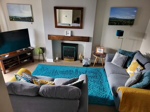 Smart-TV, Kamin, DVD-Player, Bücher