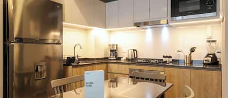 Micro-ondes, four, plaque de cuisson, cafetière/bouilloire