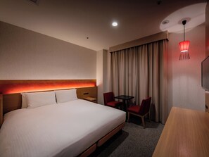 Moderate Queen, Non Smoking | In-room safe, desk, free WiFi, bed sheets