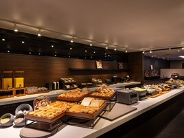 Desayuno buffet diario (JPY 2200 por persona)