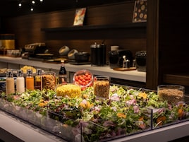 Daily buffet breakfast (JPY 2200 per person)