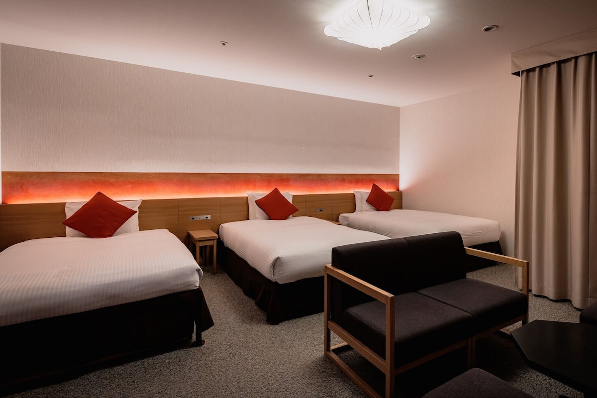 Een kluis op de kamer, een bureau, gratis wifi, beddengoed