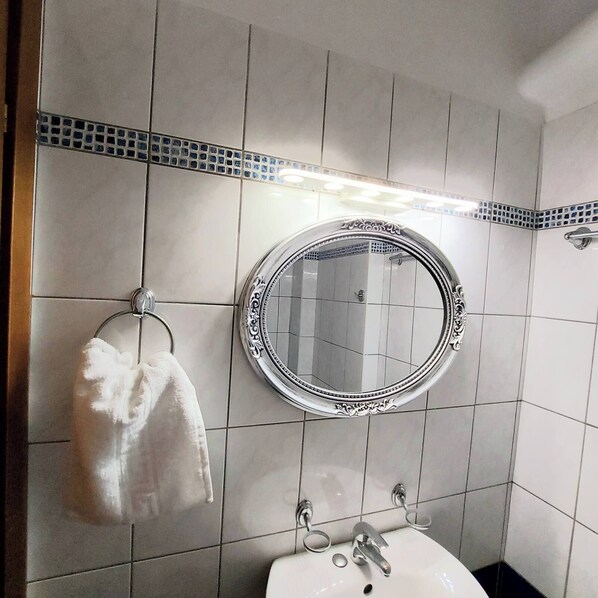 Studio, Balcony, Partial Ocean View | Bathroom