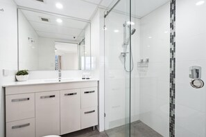 Douche, sĂšche-cheveux, serviettes fournies, savon