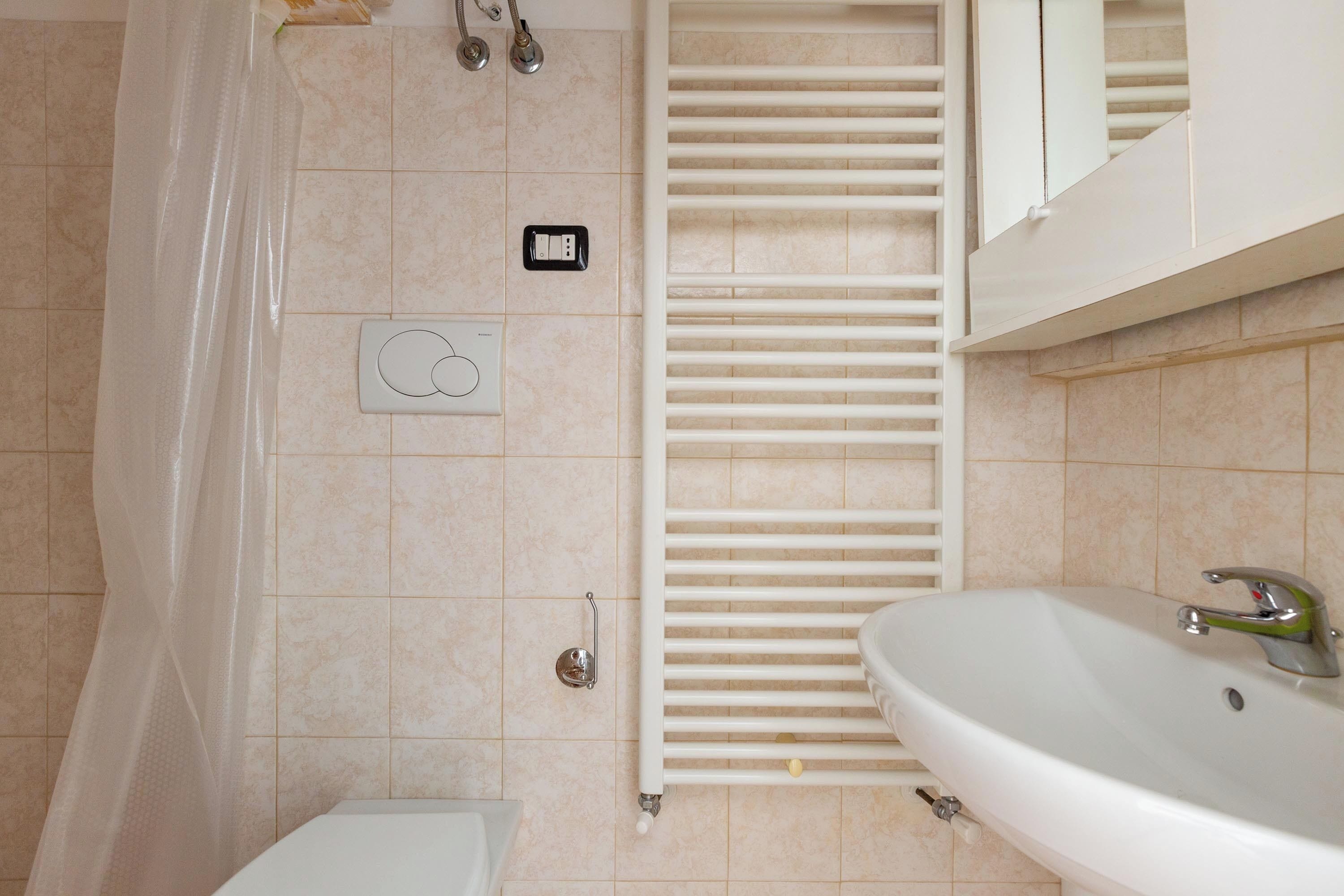 Basic Studio | Bathroom | Shower, rainfall showerhead, hair dryer, towels