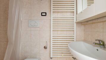 Basic Studio | Bathroom | Shower, rainfall showerhead, hair dryer, towels