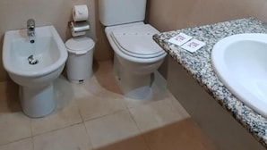 Hair dryer, towels, soap, shampoo - Hotel Nordeste Shalom (Braganca)