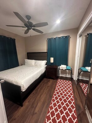 2 bedrooms, iron/ironing board, WiFi, bed sheets - Bright 2 BR 8 min from JFK, 4 min from US and Mall, Free Street Parking 24/7. (Valley Stream)