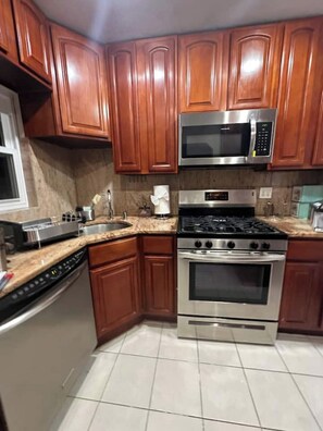 Private kitchen - Bright 2 BR 8 min from JFK, 4 min from US and Mall, Free Street Parking 24/7. (Valley Stream)