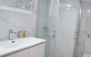 Ducha, secador de pelo, toallas, papel higiénico