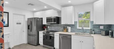 Réfrigérateur, four à micro-ondes, un four, surface de cuisson