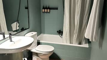 Chambre Standard | Salle de bain | Articles de toilette gratuits, sĂšche-cheveux, serviettes fournies, savon
