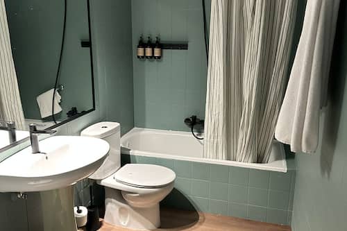 Habitación estándar | Baño | Artículos de higiene personal gratuitos, secador de pelo y toallas