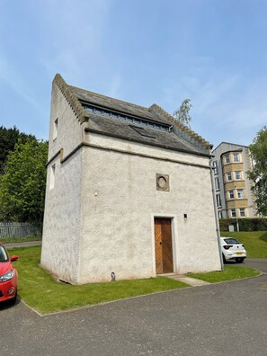 Exterior - 17th Century Dovecot, 20 min to Edinburgh by train (Inverkeithing)