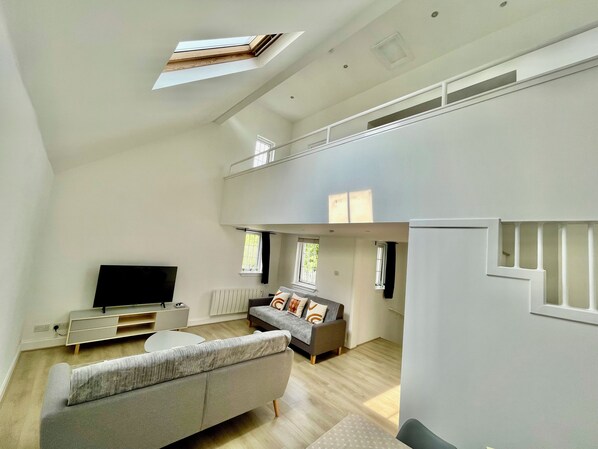 Smart TV, books - 17th Century Dovecot, 20 min to Edinburgh by train (Inverkeithing)