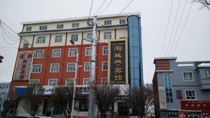 Un edificio de varios pisos con un letrero llamativo en el centro.
