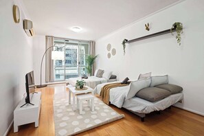 Een bureau, een strijkplank/strijkijzer, wifi, beddengoed