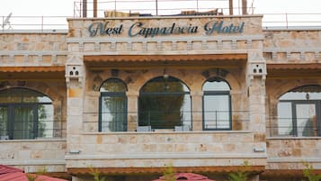 Un edificio con un letrero que dice 'Nest Cappadocia Hotel'.