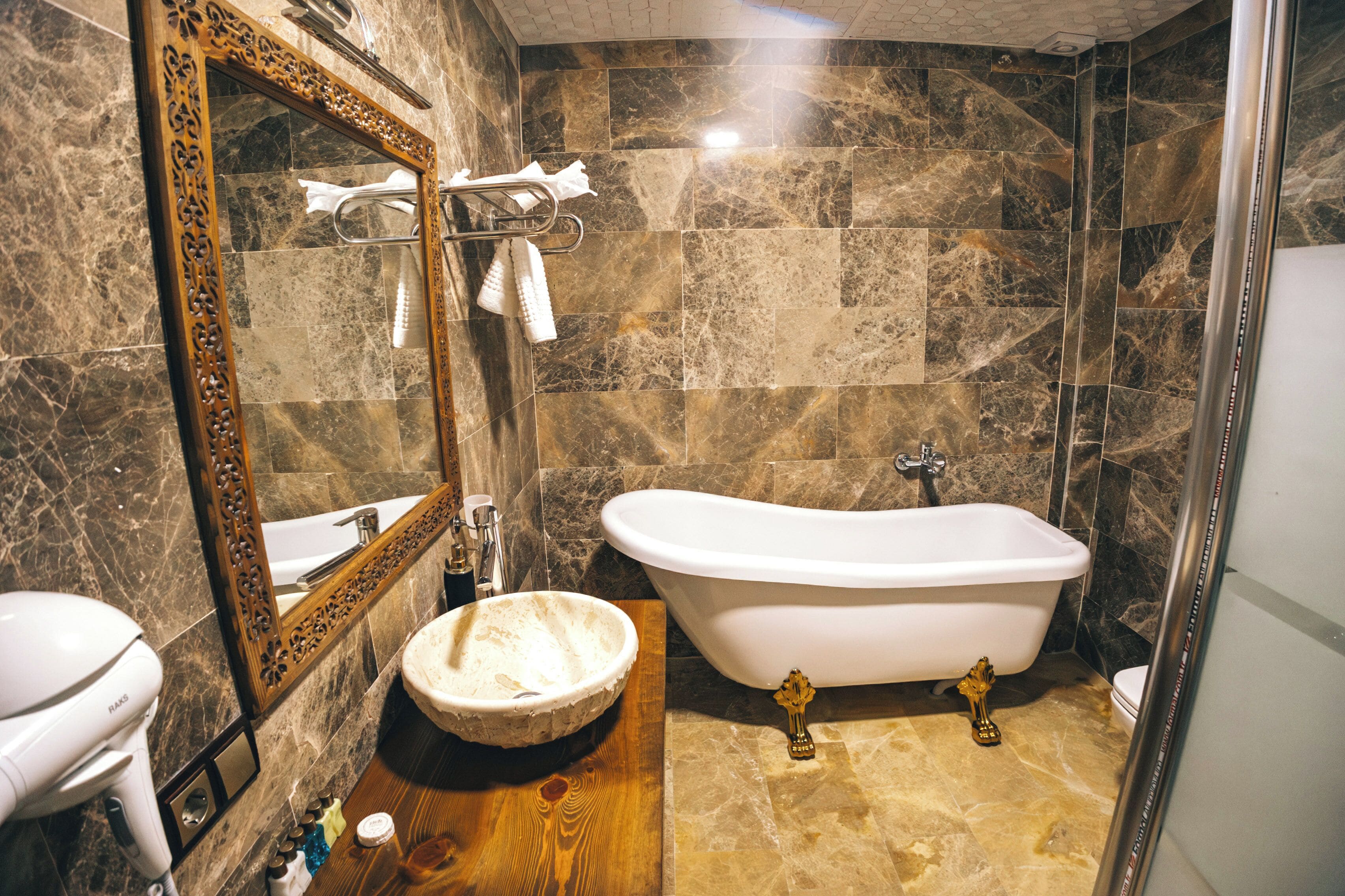 Deluxe Double Room, Balcony | Bathroom | Hair dryer, slippers, soap, shampoo