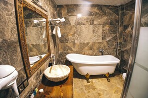 Kamar Double Deluks, balkon | Kamar mandi | Pengering rambut, sandal, sabun, dan sampo
