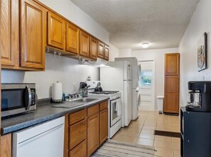 ثلاجة، ميكروويف، فرن، موقد طهي مسطح