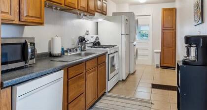 Mid-Century Modern 2BR Duplex |TU & expo.