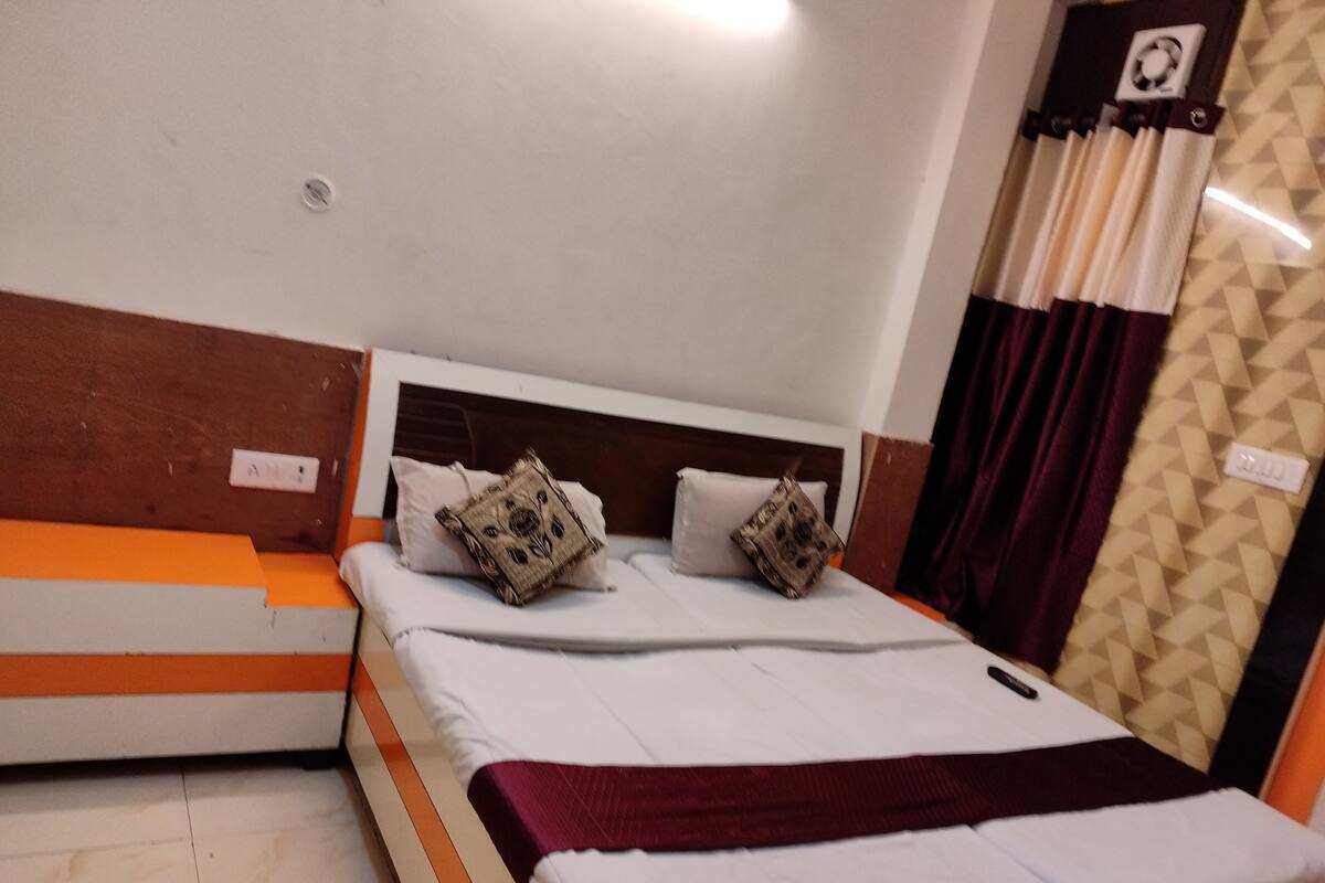 Deluxe Double Room | Soundproofing, WiFi (free), bed sheets