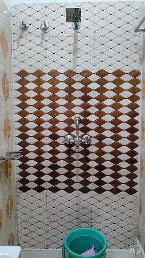 Luksus-dobbeltrom | Bad | Toalettartikler (inkludert), håndklær, såpe og sjampo