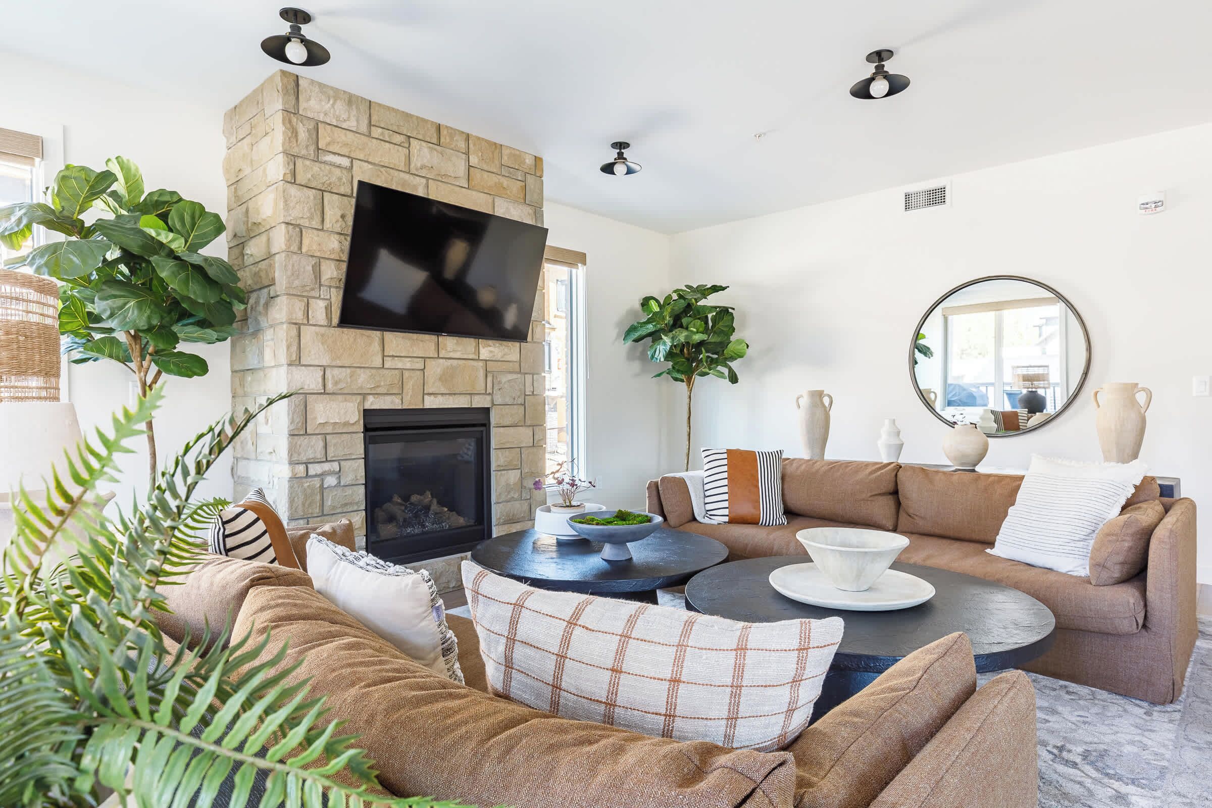 Smart-tv, eldstad, böcker och kontor