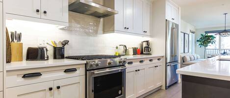 冷蔵庫、電子レンジ、オーブン、コンロ