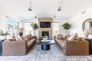 Smart TV, chimenea, libros y oficina