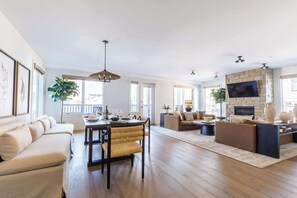 Smart TV, chimenea, libros y oficina