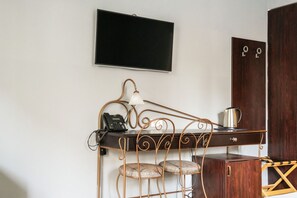 Basic Double or Twin Room, Courtyard View | Living area