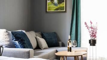 Basic Quadruple Room | Living area