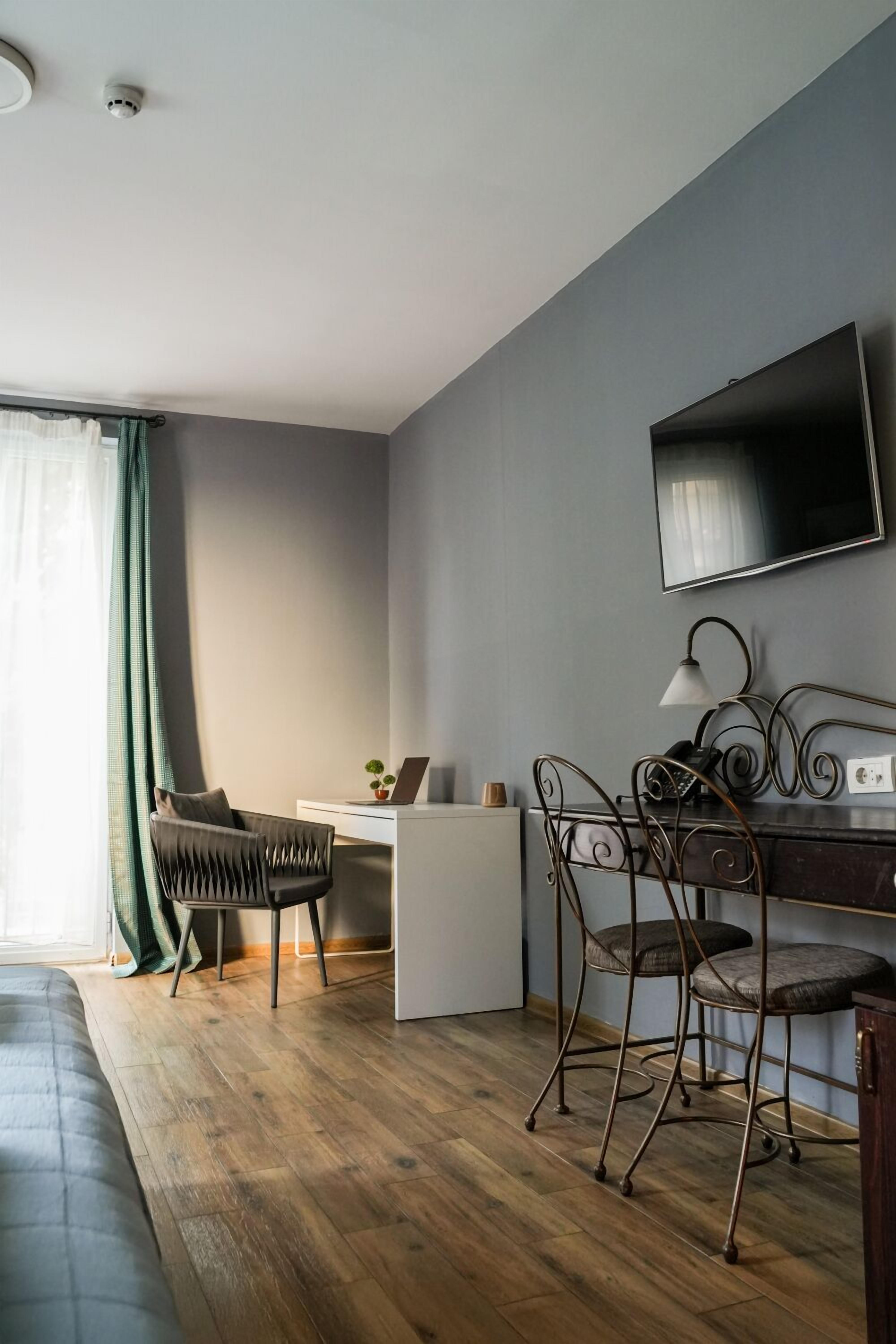 Basic Quadruple Room | Living area