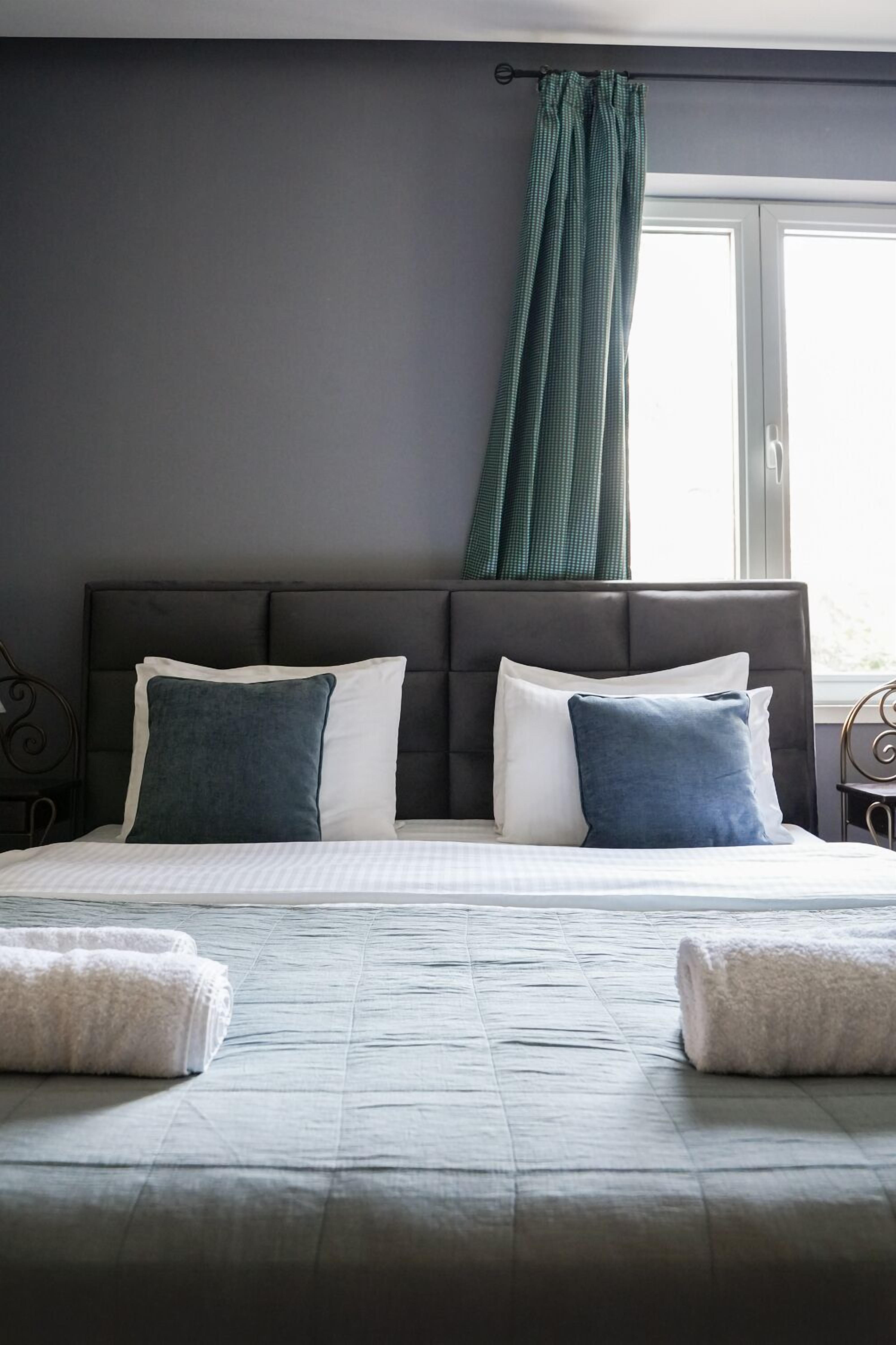 Phòng 4 cơ bản | Bàn, khu vực làm việc phù hợp cho laptop, bàn ủi/dụng cụ ủi quần áo 