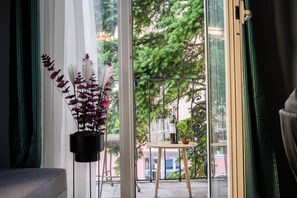 Basic Quadruple Room | Terrace/patio - Hotel Dum (Belgrade)