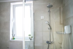 Quadrupla Basic | Bagno | Doccia, asciugacapelli, asciugamani, sapone