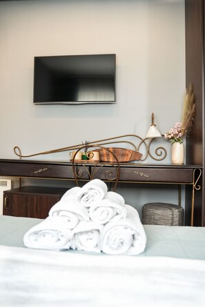Camera Basic con letto matrimoniale o 2 letti singoli, vista cortile | Una scrivania, postazione laptop, ferro/asse da stiro