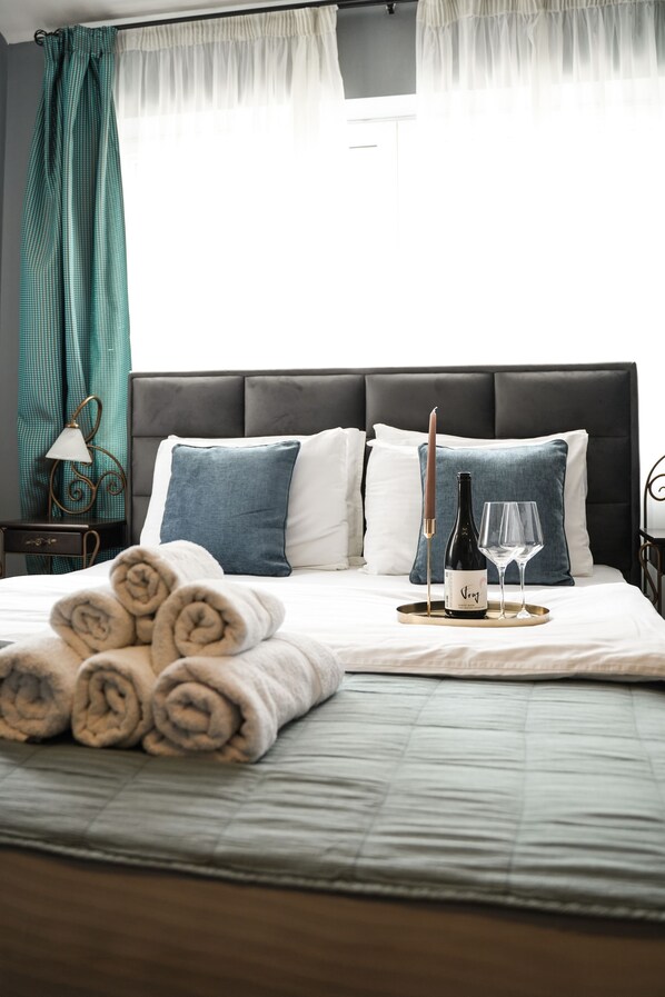 Basic Double or Twin Room, Courtyard View | Desk, laptop workspace, iron/ironing board - Hotel Dum (Belgrade)