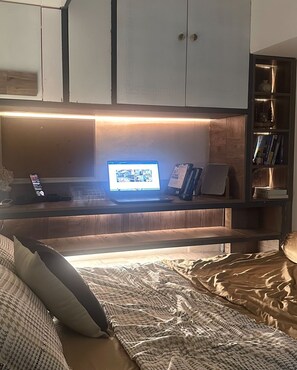 Estudio, 1 cama matrimonial, para no fumadores, baño privado | Ropa de cama de alta calidad, artículos del minibar gratis y escritorio 