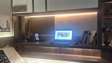 Estudio, 1 cama matrimonial, para no fumadores, baño privado | Ropa de cama de alta calidad, artículos del minibar gratis y escritorio